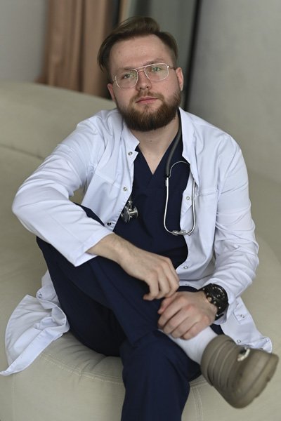 Доктор сидит в коридоре