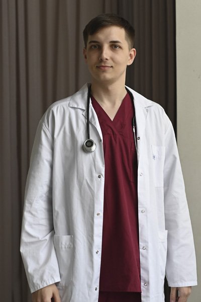 Доктор стоит в коридоре